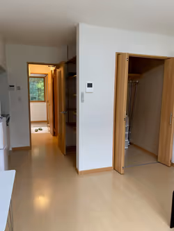 洋室より玄関を見る