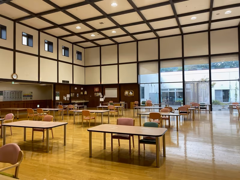 湯花里苑の明るく広々とした食堂。大きな窓から自然光が差し込む温かな空間