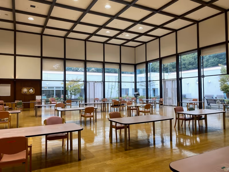 湯花里苑の食堂。ご利用者様が快適に食事を楽しめるゆとりある配置