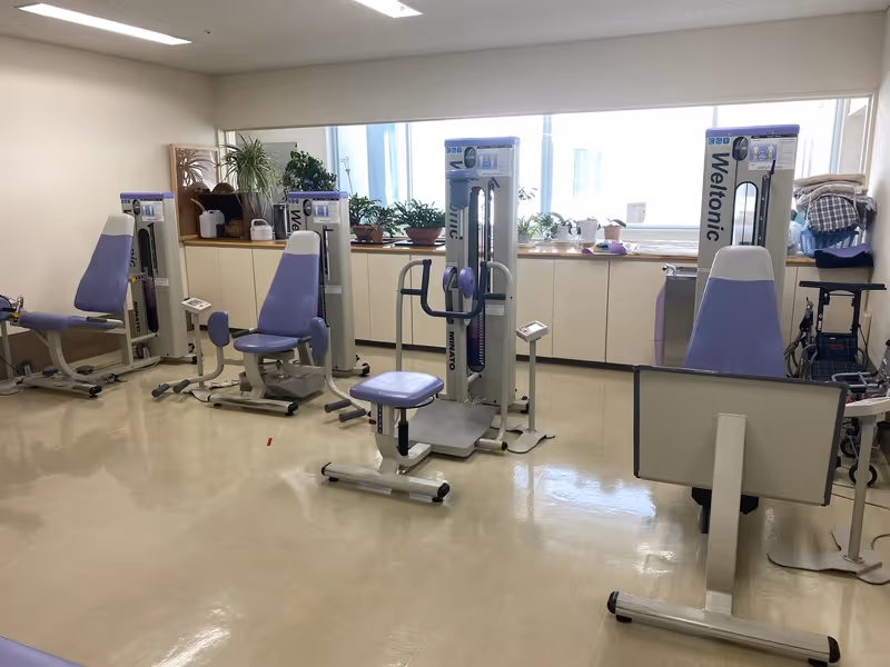 湯花里苑のリハビリテーションルーム。パワーリハビリ専用の最新機器を完備
