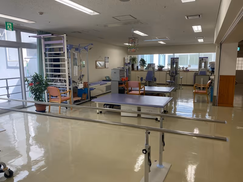 湯花里苑のリハビリスペース。明るく広々とした環境で機能訓練が可能